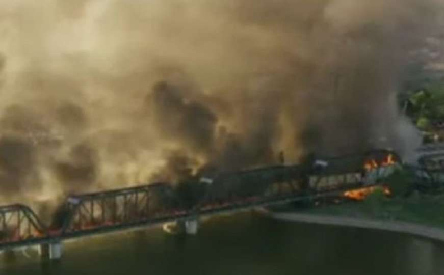 Užas u Americi: Srušio se most, voz se zapalio, vagoni završili u jezeru