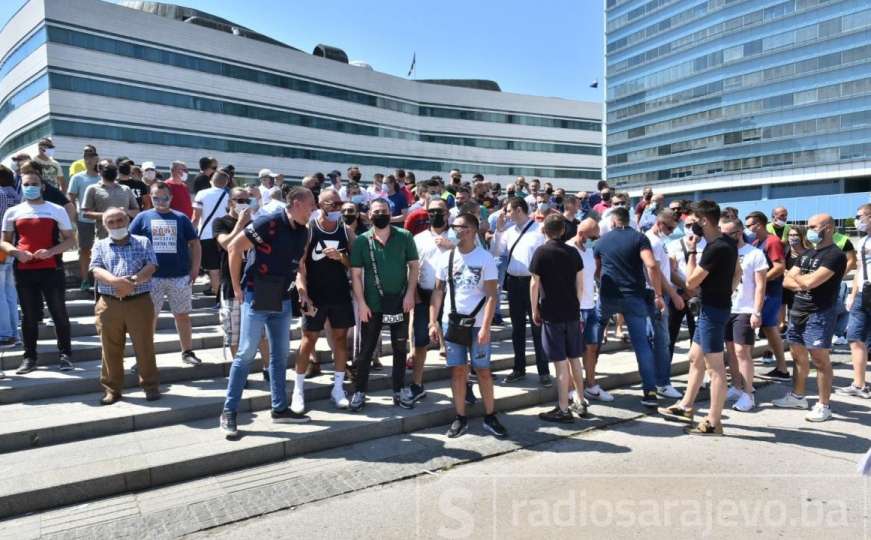 Protest ugostitelja ispred Parlamenta BiH