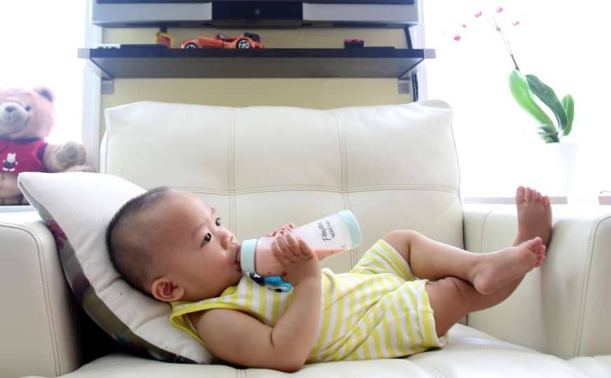 Kada beba može sama držati flašicu i kako joj u tome pomoći