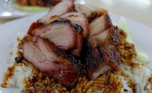 Namamio kupce niskim cijenama u restoran, pa ih potrovao mesom