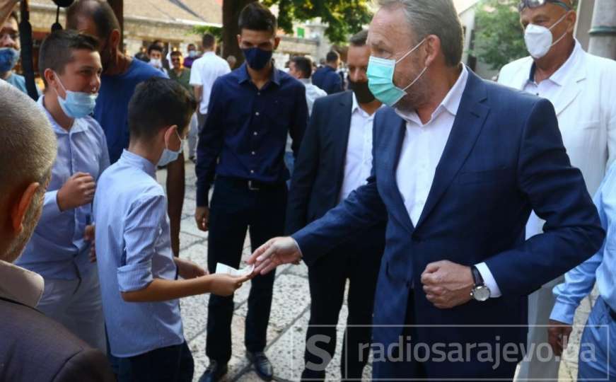 Bajramluci i maske: Pogledajte bajramsko jutro ispred Begove u Sarajevu