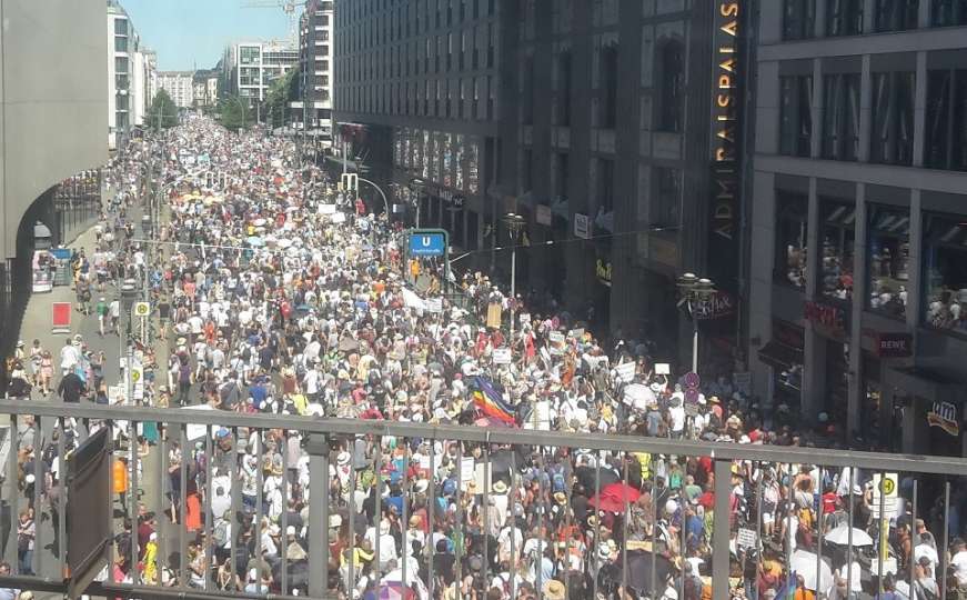 Hiljade demonstranata u Berlinu: Uzvikivali "Korona je lažna uzbuna, hoćemo slobodu"