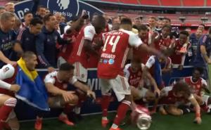Simpatična scena: Aubameyangu ispao pehar FA kupa, saigrači mu se smijali