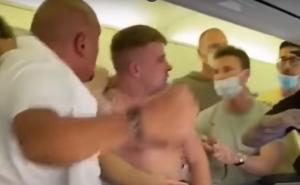Snimak haosa u avionu: Putnici se potukli zbog maski