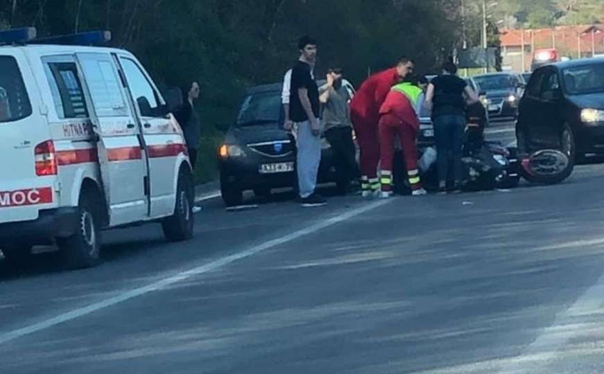 Sudar automobila i motocikla kod Sarajeva, motorista hitno prevezen na KUM