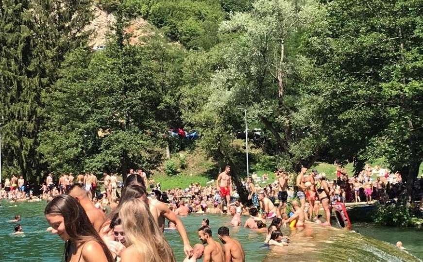 Poznato kupalište u BiH prepuno plivača: Niko ne poštuje mjere zaštite protiv korone