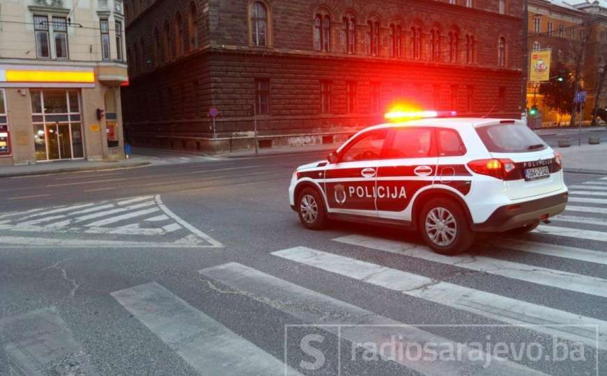Zbog naglog povećanja zaraženih od korone: Grad u BiH uvodi policijski sat?