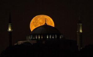 Pun mjesec iznad Aje Sofije: Pogledajte fascinantne fotografije