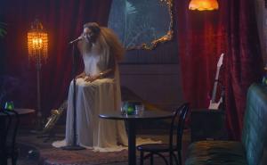 R&B diva Brandy Norwood u svom novom spotu nosi kreaciju Kaftan studija