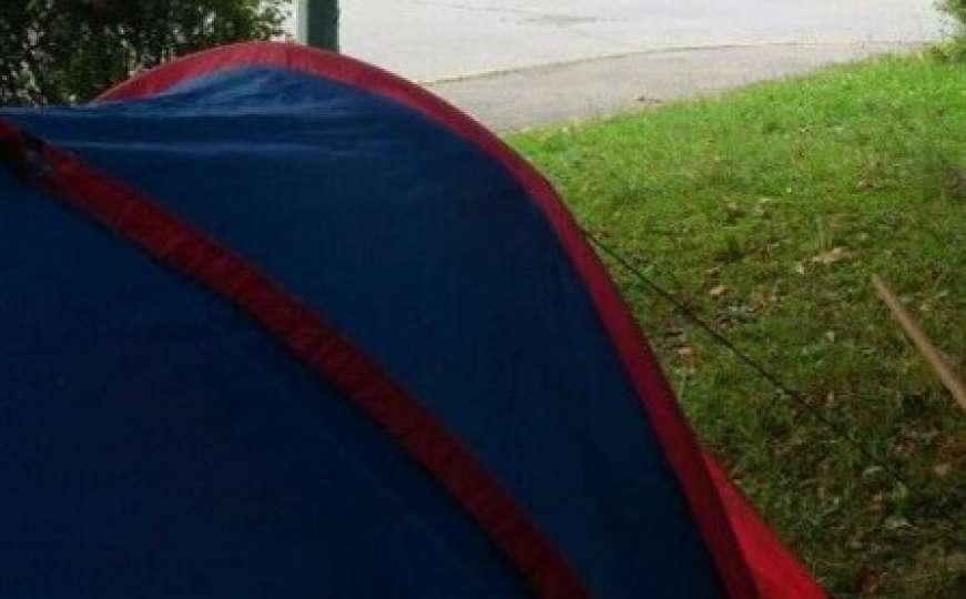Otac postavio šator ispred bolnice kako bi razgovarao sa sinom preko voki-tokija