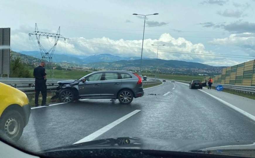 Nesreća na autoputu na ulazu u Sarajevo: Hitna pomoć i policija na terenu