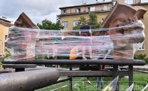 Nezadovoljni građani u Hastahani: Umjetnička instalacija oblijepljena porukama