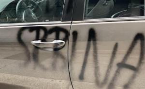 Sramotan ispad u Splitu: Na automobilu beogradskih tablica osvanuli uvredljivi grafiti