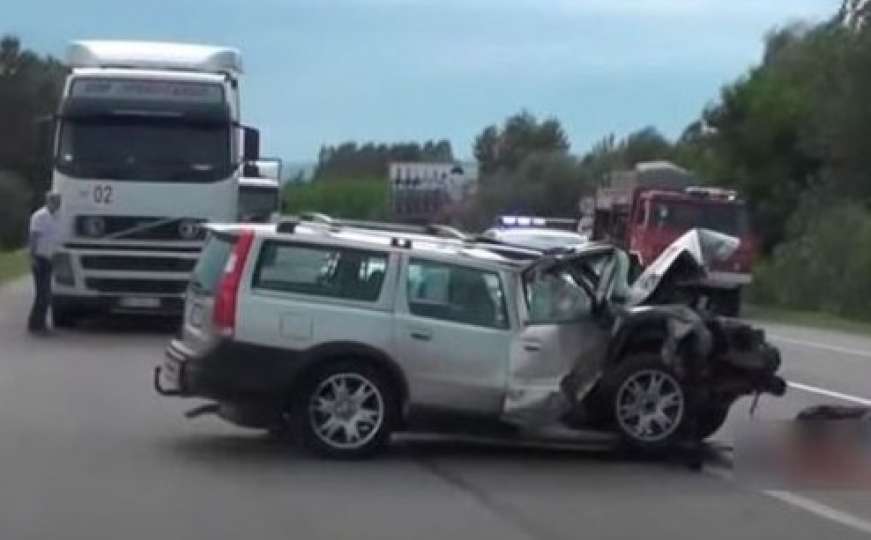 Stravična nesreća: Poslije suvozača, preminuo i vozač iz smrskanog automobila