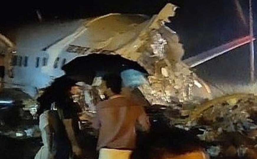 Detalji nesreće u Indiji: Najmanje troje poginulo, avion se pri slijetanju prepolovio