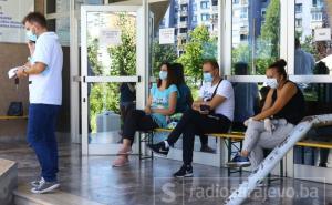 Pandemija ne jenjava: Šest smrtnih slučajeva i 398 novozaraženih