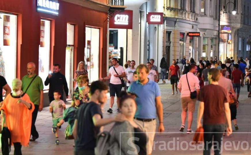 Subotnja noć u Sarajevu: Ulice vrve...