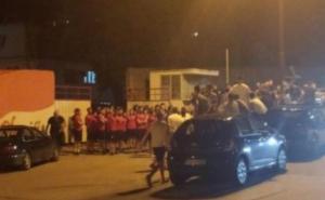 Vatreni doček Ultrasa za igrače Zrinjskog nakon poraza od Veleža