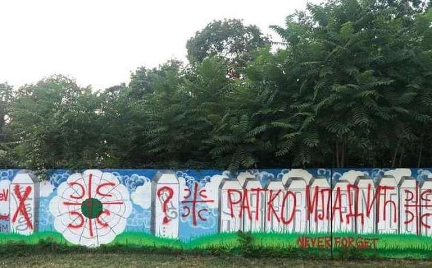 Skandalozno: Ime Ratka Mladića ispisano preko grafita o Srebrenici