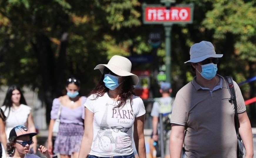 Kazna 135 eura: Turisti u Parizu zbunjeni pravilima o nošenju maski