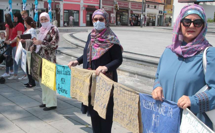 Kao i svakog 11. u mjesecu: U Tuzli se okupile Majke Srebrenice
