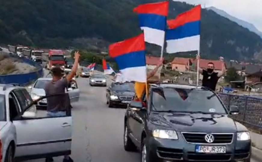 Reakcija države: Prekršajni postupci protiv 71 osobe zbog isticanja zastave Srbije