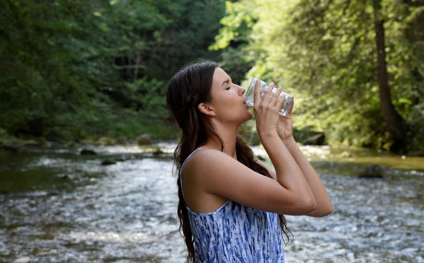 Greška s ispijanjem vode zbog koje još teže podnosimo vrućine