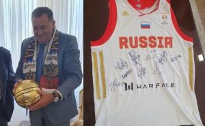 Dodik na poklon dobio dres i loptu sa potpisima igrača ruske reprezentacije