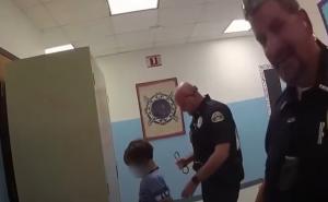 Snimak koja steže srce: Policajci iz SAD uhapsili 8-godišnjaka jer je udario učitelja