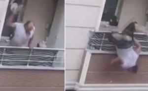 Pao s balkona dok je majku i brata gađao šerpom: Završio je u bolnici