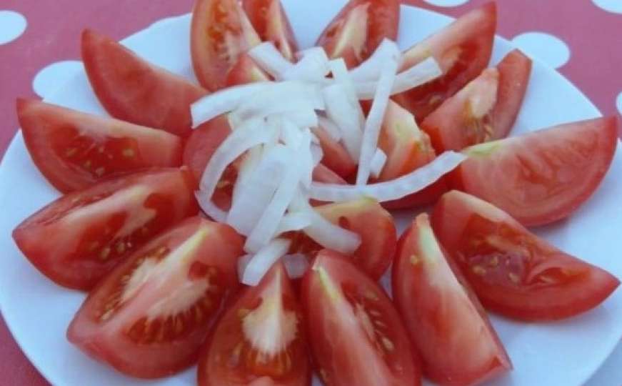 Nevjerovatno: Za salatu od paradajza i luka platio šest eura 