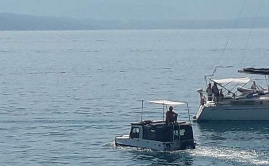 Džip u Jadranu: Italijanski turista ponovo izazvao pažnju kupača
