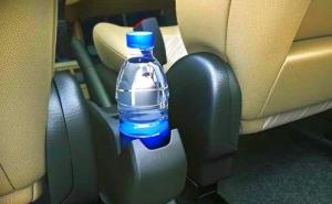 Zašto ne smijemo piti vodu iz plastične boce koja je stajala u autu?