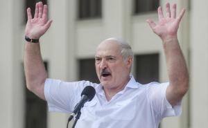 Lukašenko kleknuo na koljena: Radim ovo prvi put u životu 