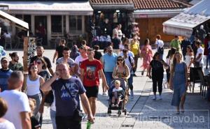 Nedjelja na Baščaršiji: Sunce, šetači i pokoja maska...