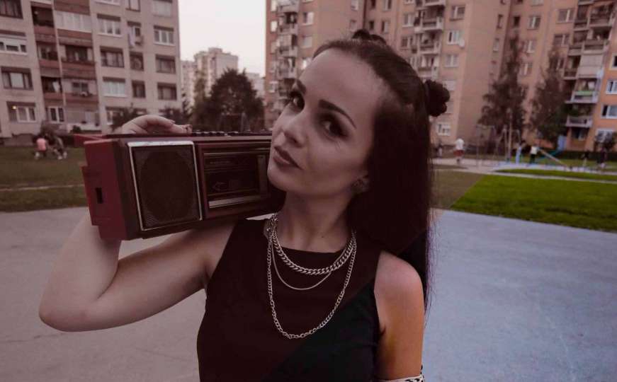 Korona i rock 'n' roll: Grupa Pank Flojd predstavila singl "Ono Kao Ljubav" 
