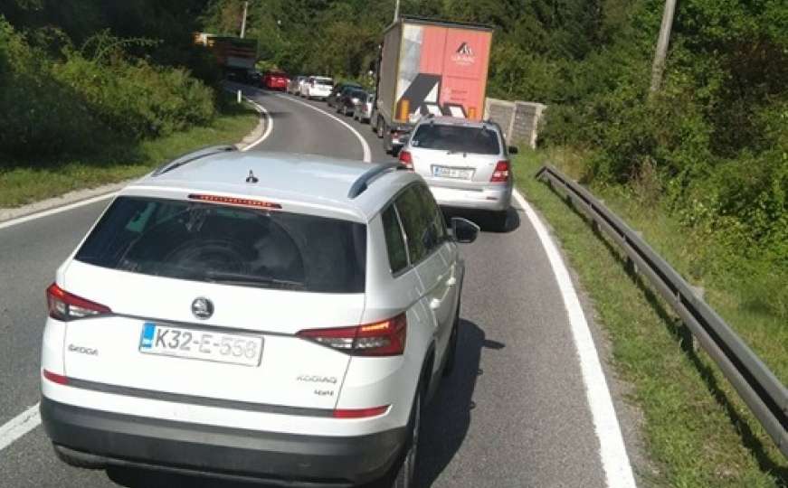 Teška nesreća na ulazu u Sarajevo: Motorista prevezen na KUM