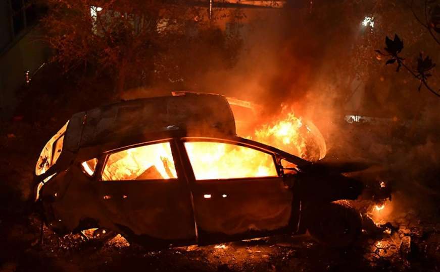 Drama u Sarajevu: Na parkingu izgorio automobil