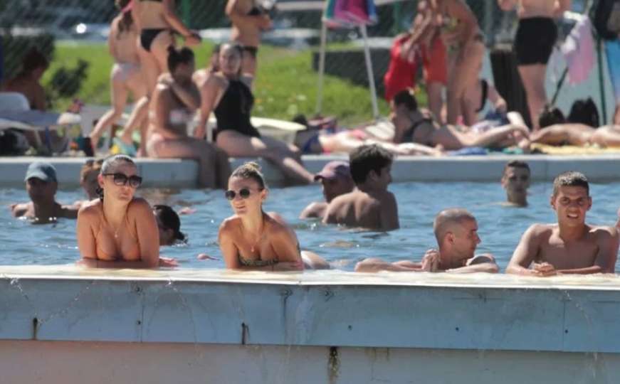 Poznato kupalište u BiH prepuno kupača: Poštuju li se mjere?  