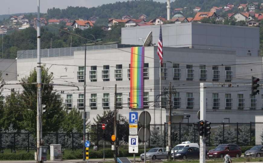 Prizor u Sarajevu: Ambasada SAD-a u LGBT bojama