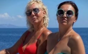 "Prisilan odmor" na jahti: Lepa Brena i Nina Badrić pozirale u badićima