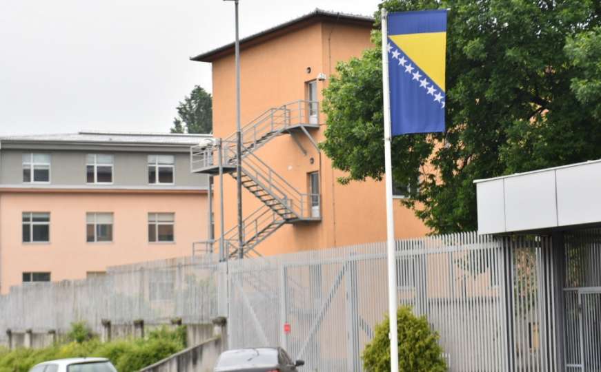 Bosanac optužen zbog prijetnji policajcu koji je osiguravao Ambasadu SAD u Sarajevu