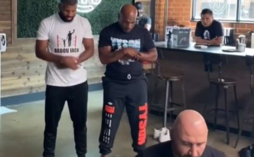 Mike Tyson klanja sa trenerima: Namaz prije treninga