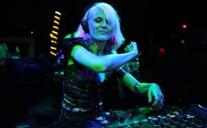 Faithless feat. Suli Breaks & Nathan Ball - This Feeling