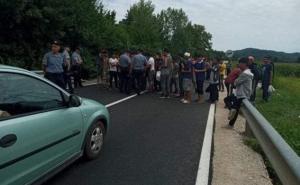 Migranti blokirali saobraćaj kod Bosanske Krupe, policija na terenu