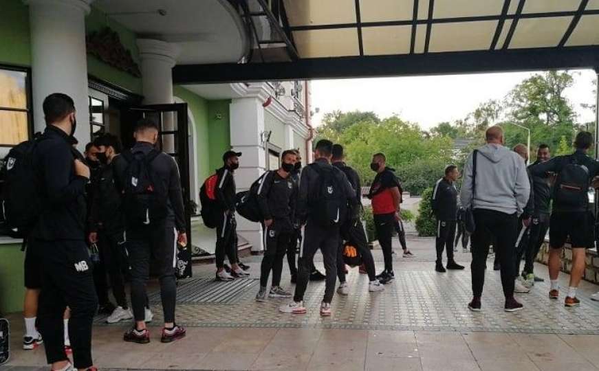 Nogometaši Sarajeva krenuli na trening: Pogledajte atmosferu ispred hotela