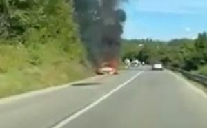 Gorio automobil na putu Banja Luka - Prijedor: Pogledajte snimak