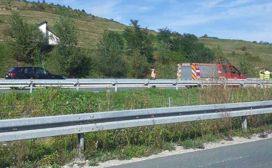 Nesreća na autoputu na ulazu u Sarajevo: Saobraćaj se odvija otežano