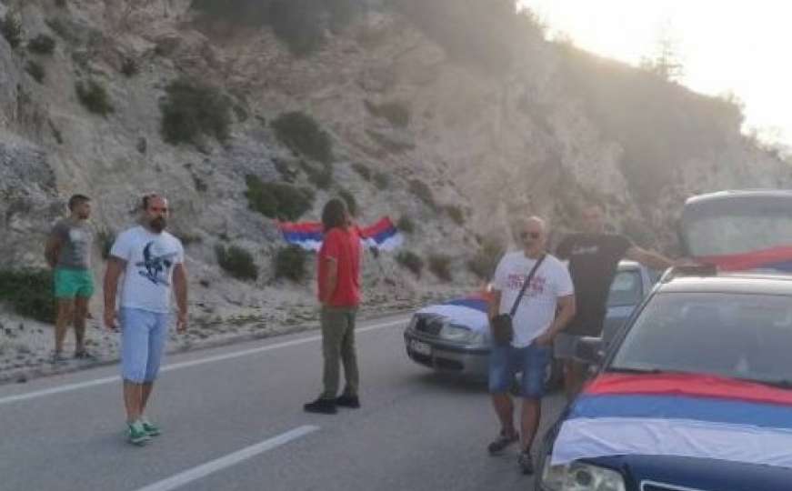 Grupa Hercegovaca blokirala put prema granici s Crnom Gorom zbog izbora