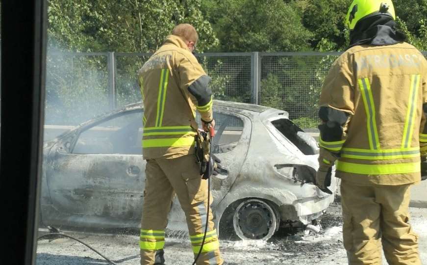 Zapaljeno vozilo na autoputu u Papratnici